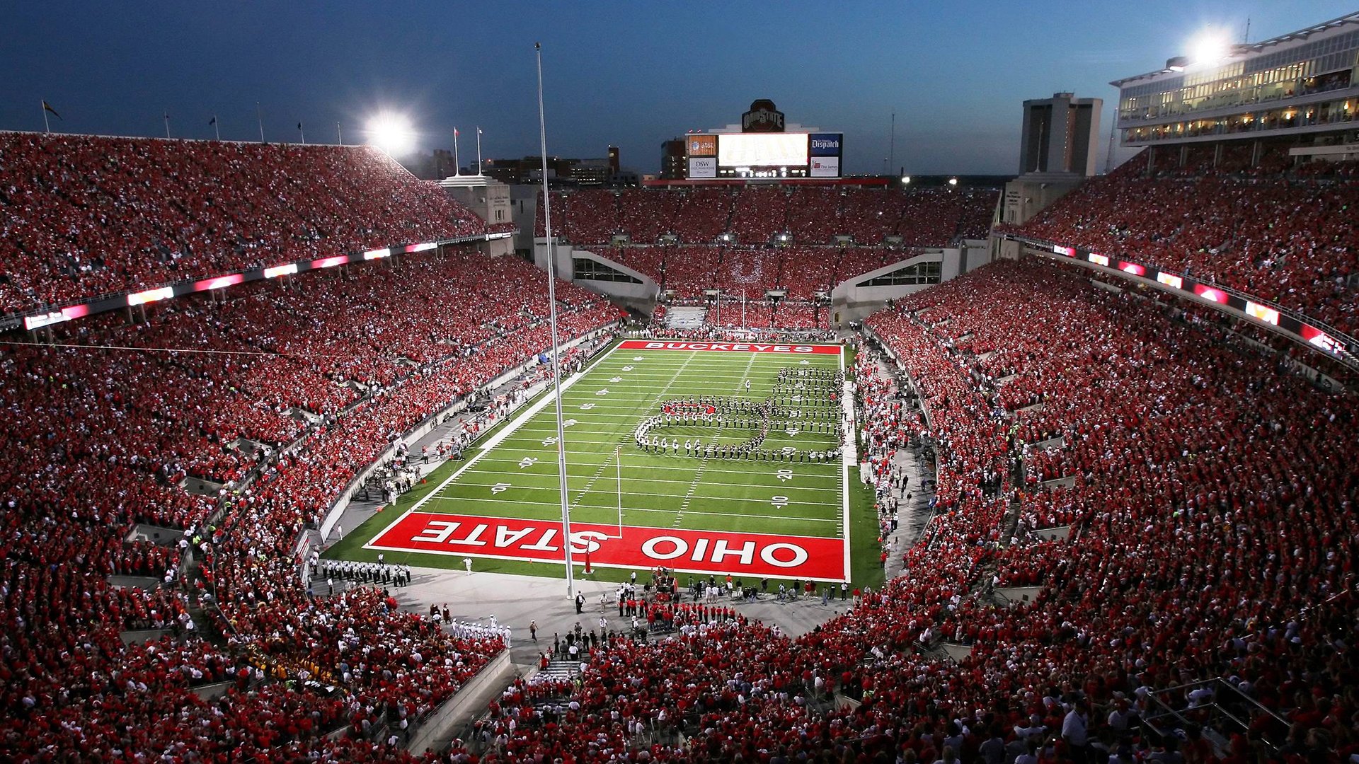 引擎轰鸣与地板摩擦，当F1极速狂飙遇上CBA血肉长城，体育的剧本永不重复