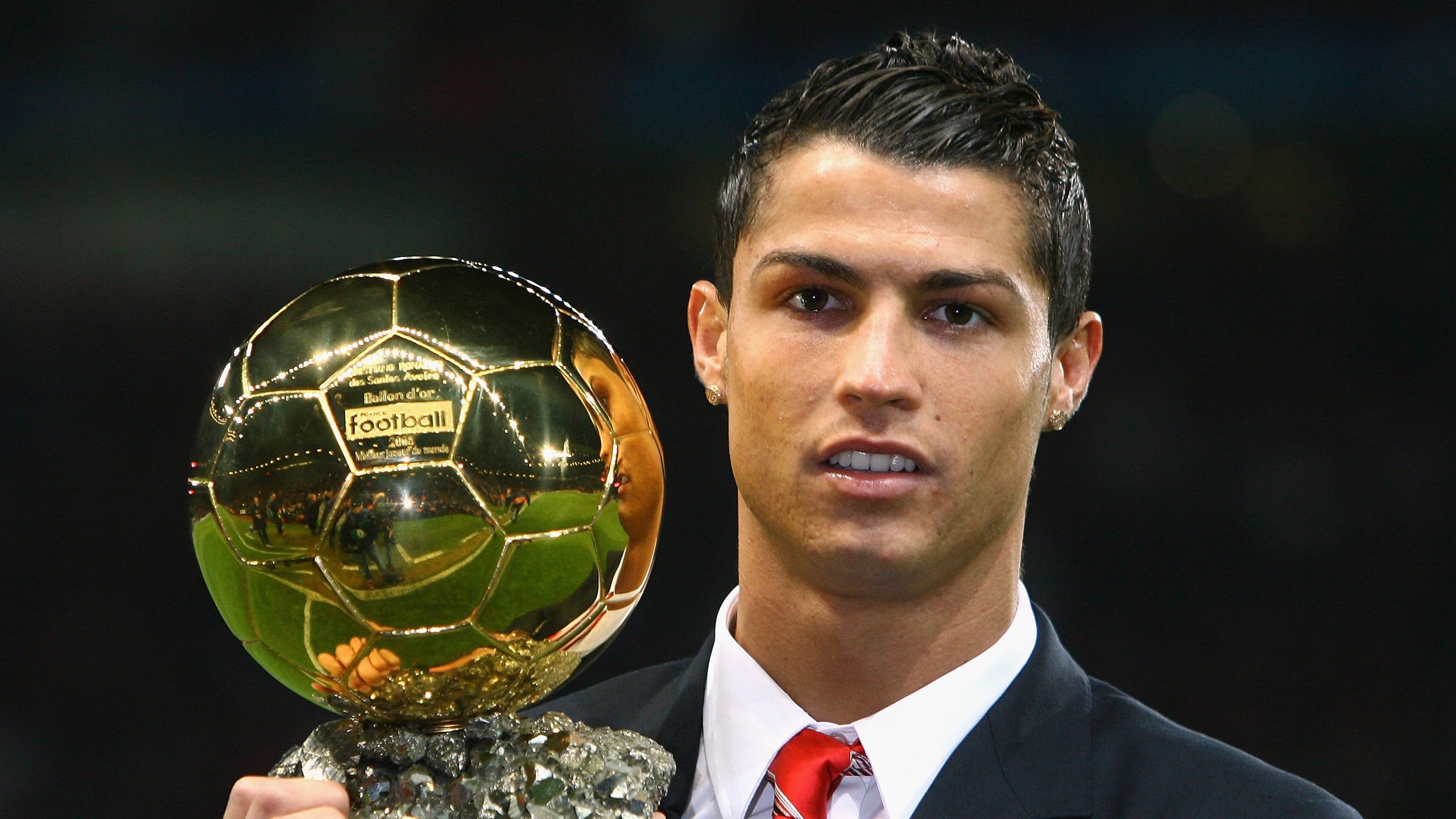 绿茵艺术家驶入速度迷宫，F1街道赛之夜，迪巴拉的完美弧线如何点亮跨界赛道？